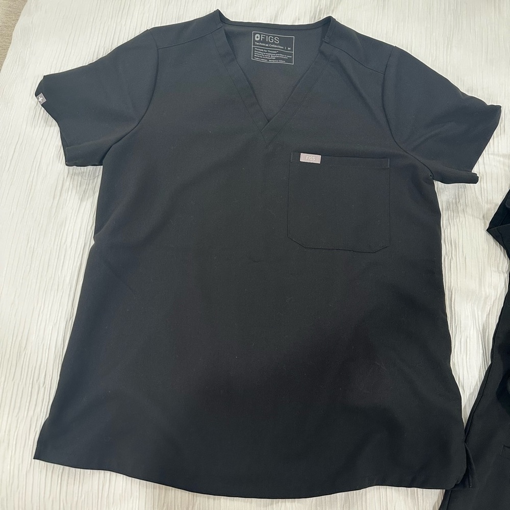 FIGS scrub top - black women’s size medium